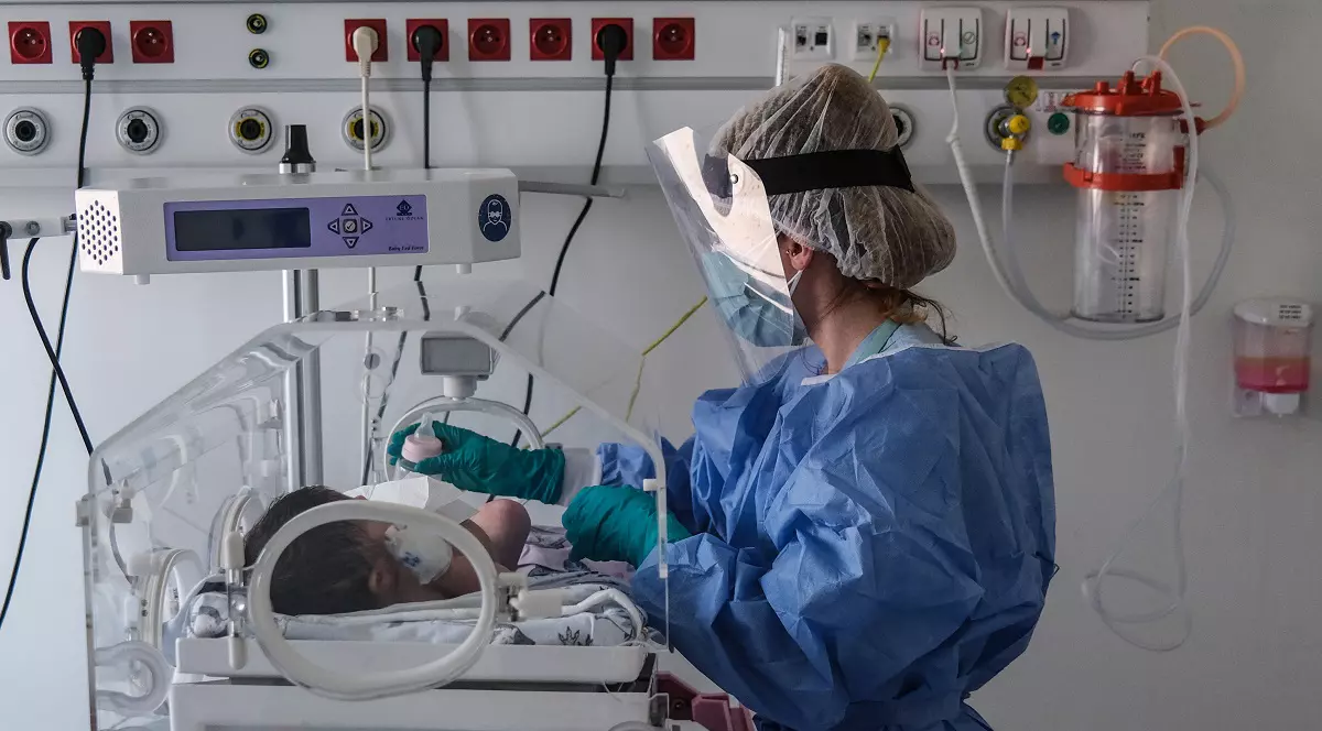 O româncă și-a abandonat fetița de 4 luni bolnavă de COVID, în Italia, după un an s-a întors și o vrea înapoi