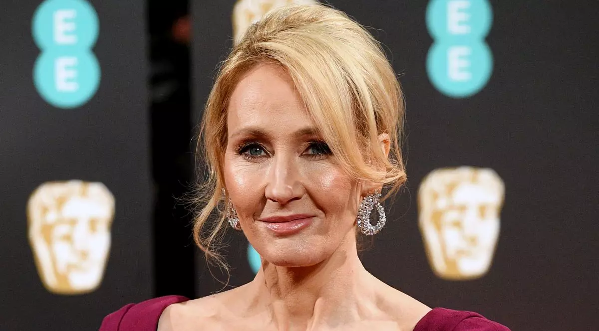 Scriitoarea J.K. Rowling, acuzată de transfobie, spune că a primit amenințări cu moartea