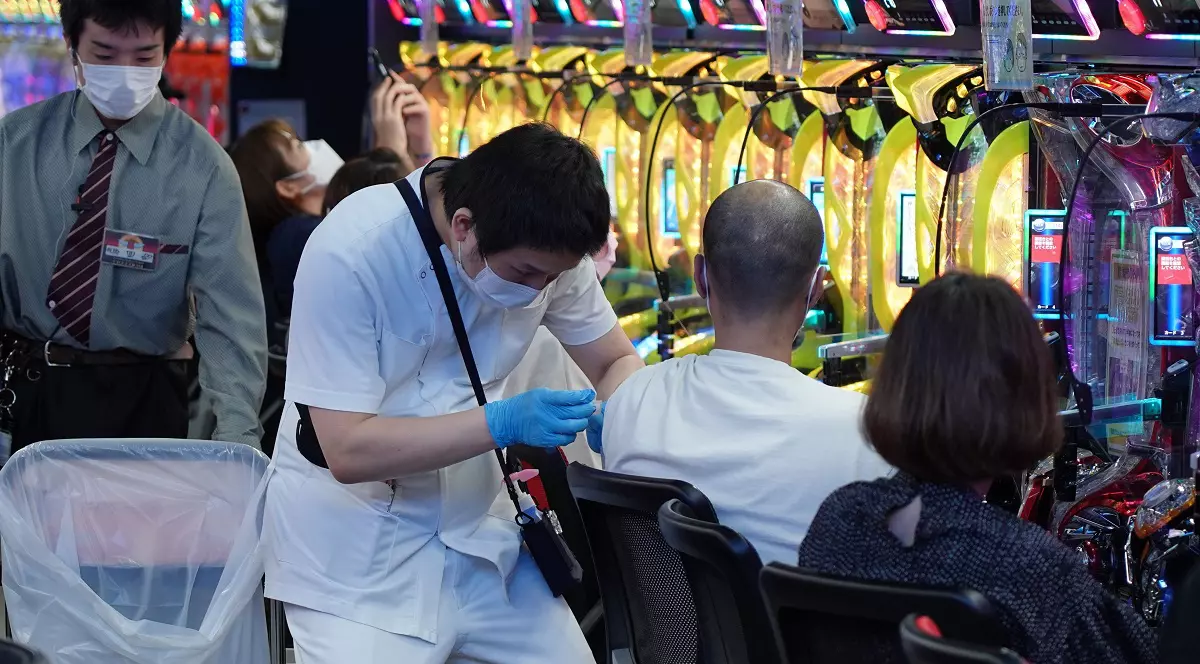 Cum a reușit Japonia să ducă rata de vaccinare de la 3,5% în mai la 76% în noiembrie
