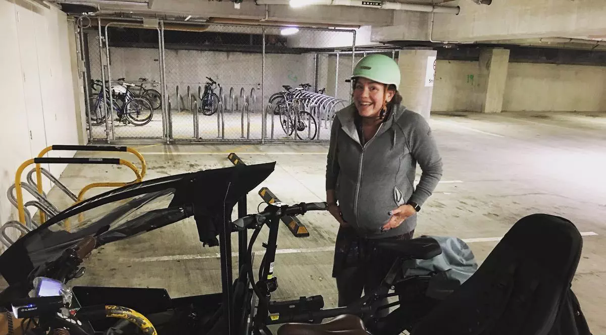 O parlamentară din Noua Zeelandă care era în travaliu a plecat cu bicicleta la spital ca să nască