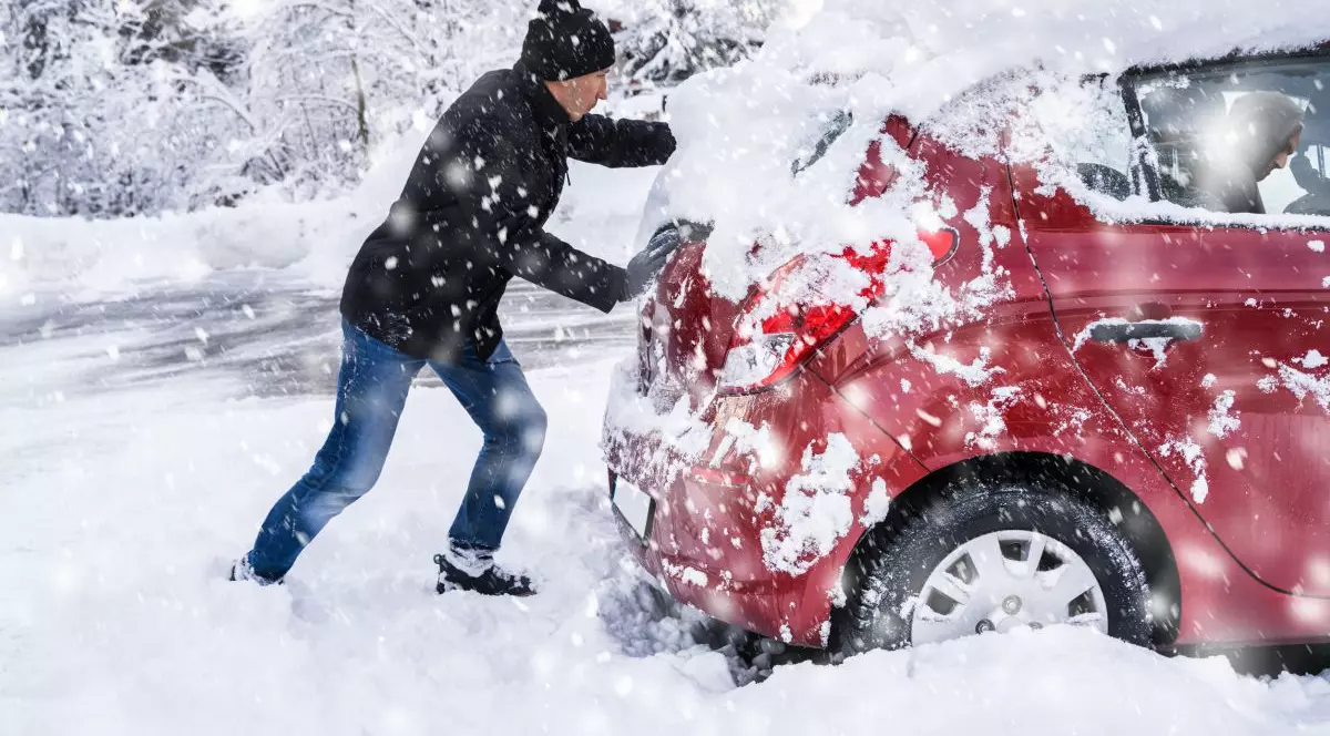 Masina blocata in zapada