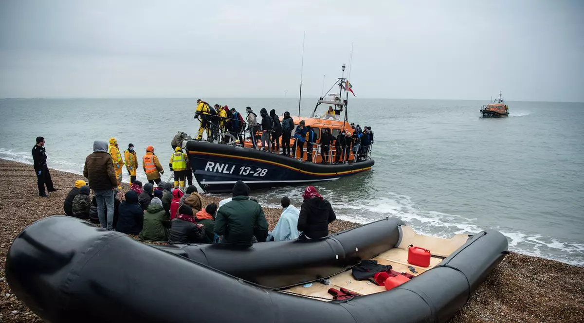 Un migrant a murit, iar altul a fost grav rănit, după ce o barcă cu 60 de oameni la bord a naufragiat pe Canalul Mânecii