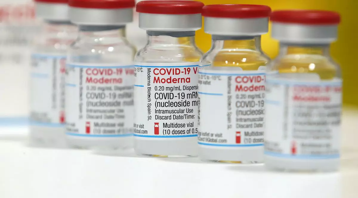 Moderna a anunțat că vor dura luni până când va fi produs un vaccin și pentru varianta Omicron