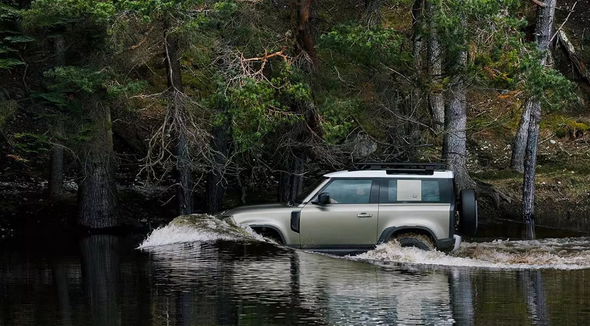 Cumpărătorii optează tot mai mult pentru mașini personalizate - Land Rover Defender răspunde provocărilor