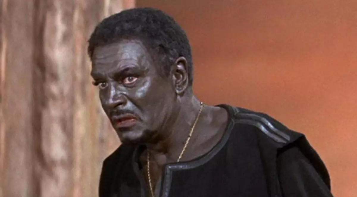 Un celebru profesor american universitar de muzică a demisionat după ce a fost acuzat că a pus la clasă un film din 1965, în care Othello era vopsit pe față