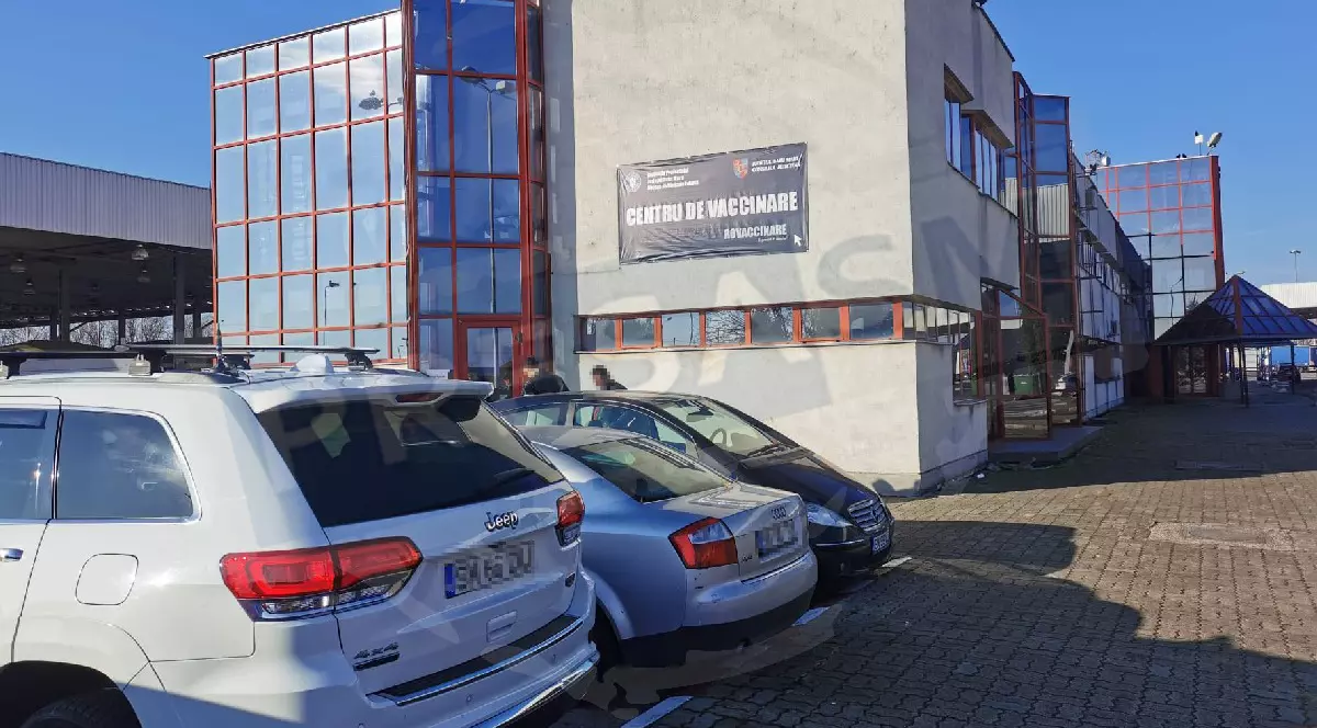 Aproape 140.000 de euro au găsit polițiștii, în urma perchezițiilor de la Bihor și Satu Mare. Cum funcționa rețeaua de vaccinare fictivă