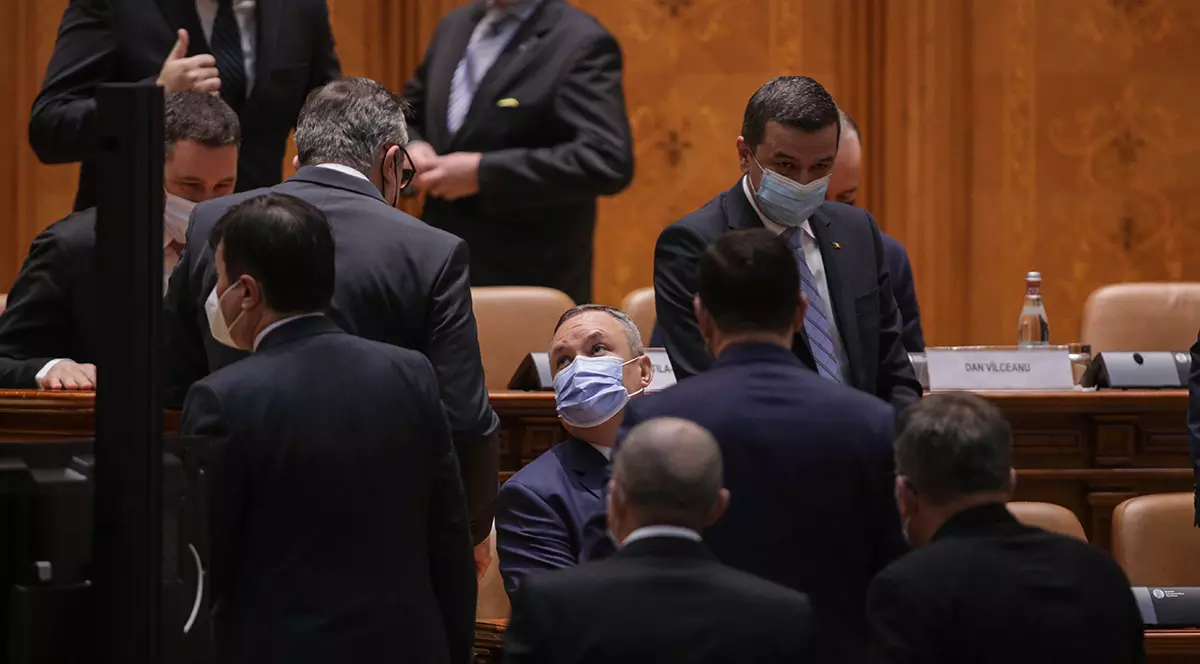 Generalul Ciucă a devenit premier, după un vot fără surprize, dar cu atacuri ale noilor colegi de la PSD