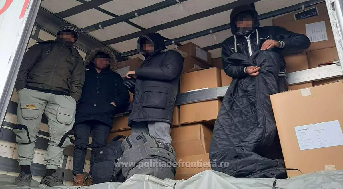 Zece cetăţeni din Afganistan care au încercat să treacă ilegal graniţa, în automarfare, opriți de polițiștii de frontieră