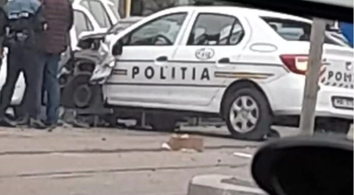 Un biciclist de 65 de ani, lovit de o mașină de poliție, în București. Bărbatul a ajuns la spital