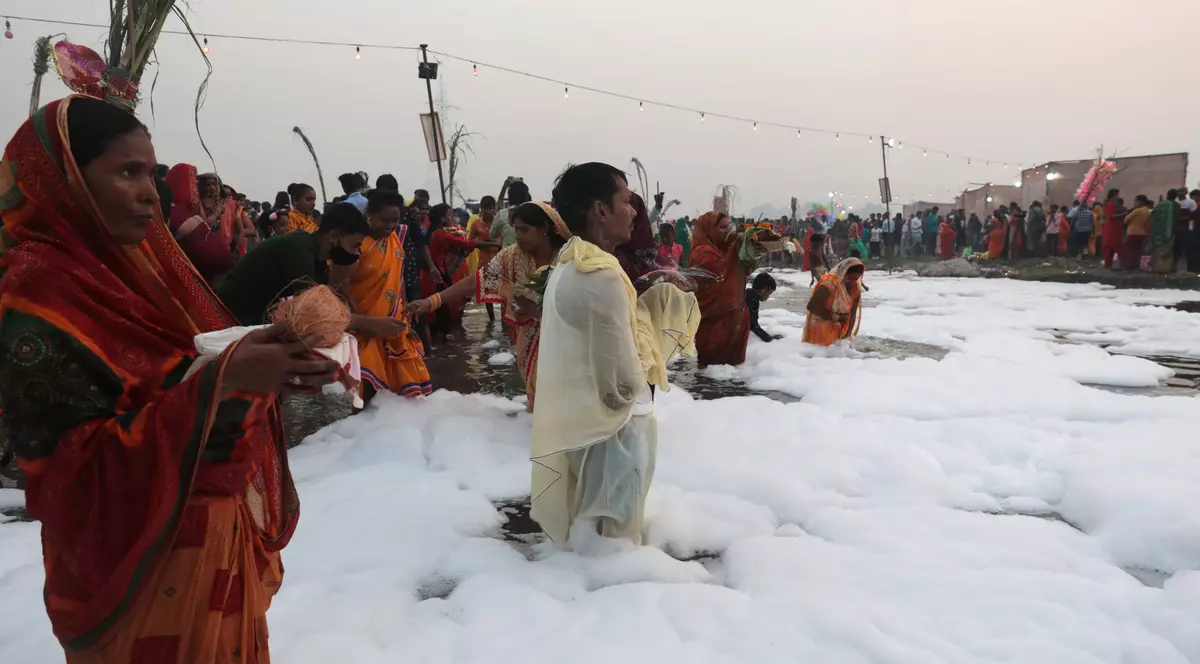 Un râu sacru din India a fost acoperit de o spumă toxică. Hindușii continuă să se scalde în apele lui