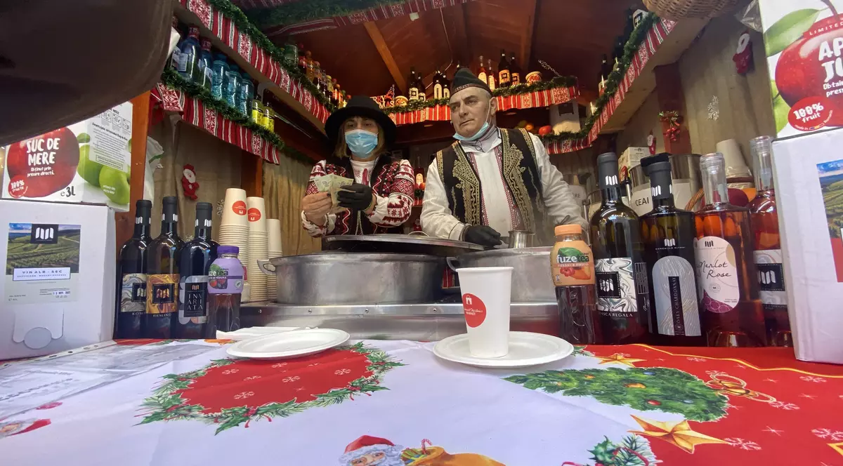 De câți bani ai nevoie pentru a merge la târgul de Crăciun din București? Un cârnat uriaș cu de toate costă 60 de lei