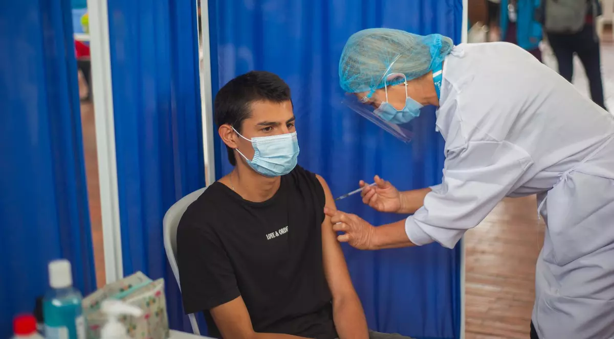 Moderna: Protecţia oferită de vaccinul anti-COVID depăşeşte riscul de apariţie a miocarditei la bărbaţii tineri