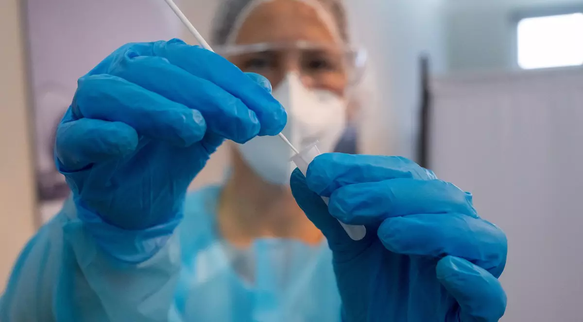 Ce se va întâmpla cu angajații nevaccinați după introducerea certificatului verde la muncă. Varianta discutată de PNL și PSD