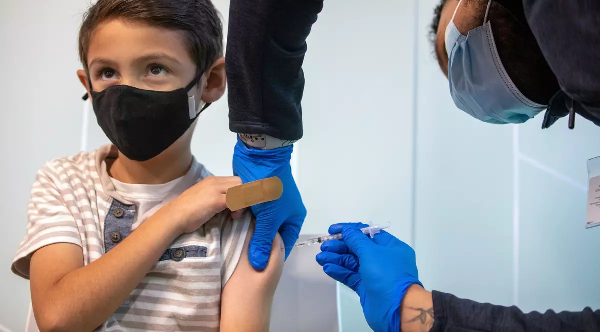 De ce copiii primesc doze mai mici de vaccin anti-COVID decât adulții. Explicațiile experților americani