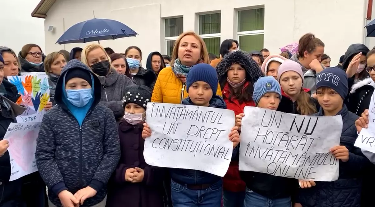 Protest la un liceu din județul Suceava, față de condiția vaccinării. „A fost prea în scurt. Nu suntem contra vaccinării”
