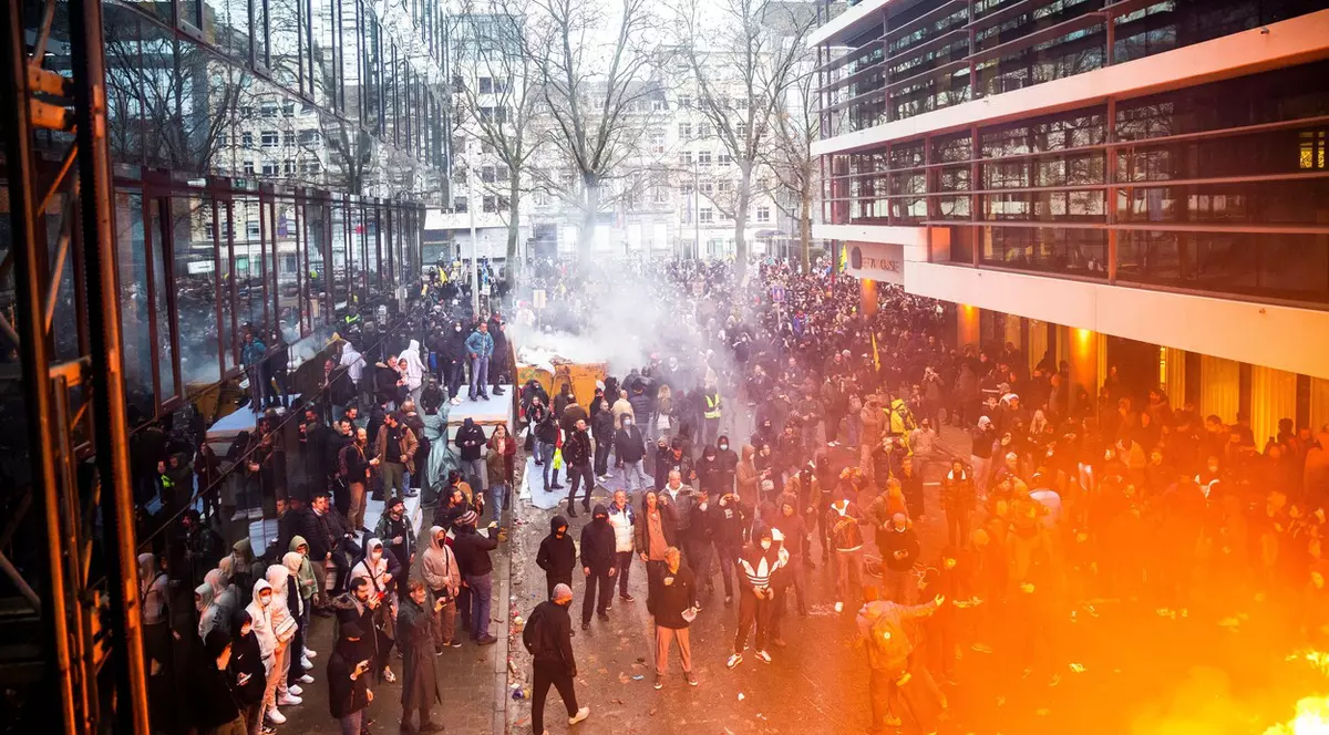Protest violent la Bruxelles față de măsurile anti-COVID. Poliția a intervenit cu tunuri cu apă și gaze lacrimogene