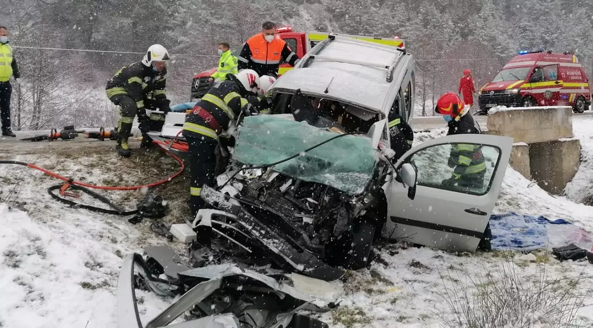 Două femei au murit, sunt doi răniți, la Rășinari, în Sibiu. O mașină a intrat într-un autocar