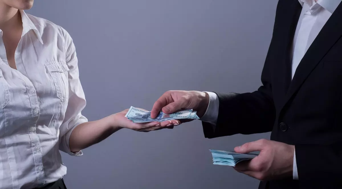 Româncă iertată de neamțul pe care l-a păcălit cu aproape 100.000 de euro. Ce povești spunea tânăra