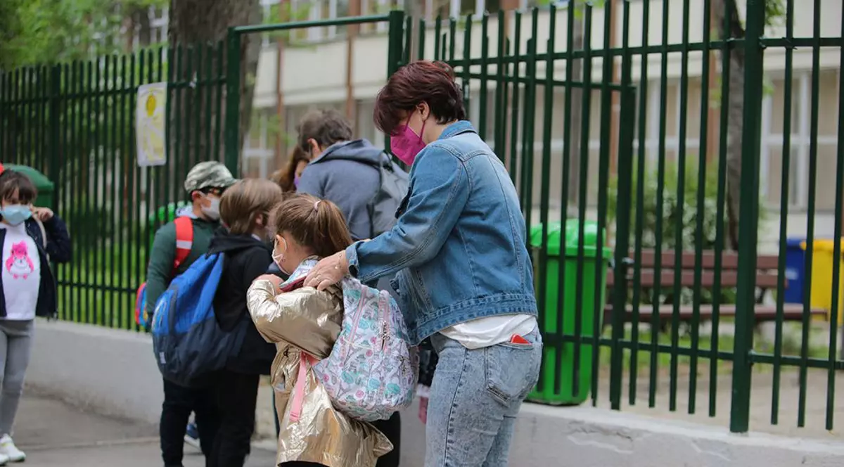 VIDEO Decizia privind reluarea cursurilor care îi nemulțumește și pe elevi, și pe părinți, și pe profesori. „Ne-a pus unii împotriva celorlalți”