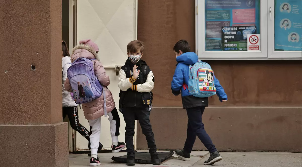 Aproape 70% dintre școlile și grădinițele din țară încep azi cursurile cu prezență fizică