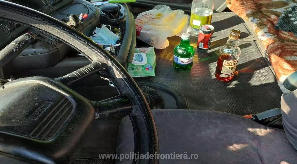 Șofer român de TIR prins când se cinstea singur de ziua lui, în cabină, în mers. Bea coniac cu energizant și bere, la volan