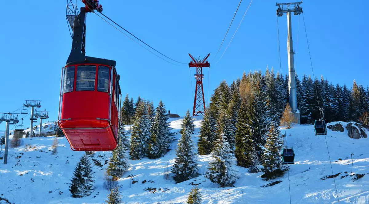 Telegondola care urcă la Cota 2.000 din Bucegi, oprită pentru a patra zi la rând, din cauza vântului