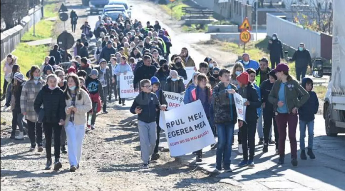 Anchetă la Suceava, după ce un primar a adus elevi de la 10 kilometri la un protest anti-vaccinare