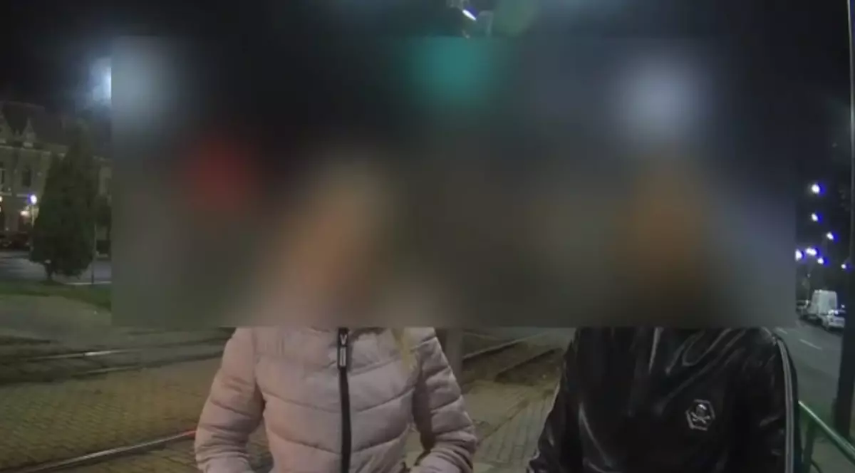 Un tânăr arădean, confirmat cu COVID, prins fără mască în tramvai