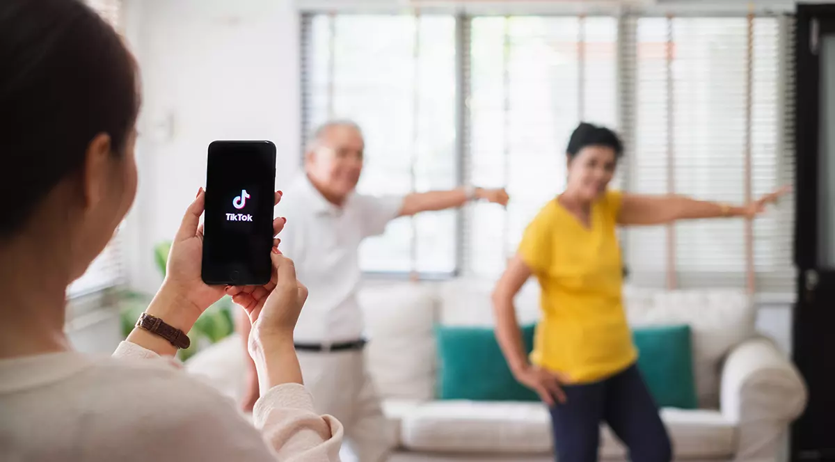 Au peste 60 de ani și sunt vedete pe TikTok. Cine sunt influencerii seniori care câștigă sute de mii de euro