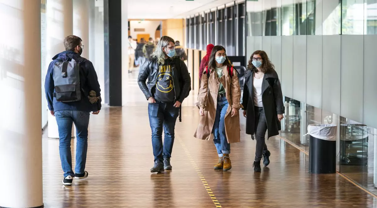 Autoritățile olandeze le cer tinerilor să nu se infecteze deliberat cu coronavirus pentru a putea obține certificatul verde