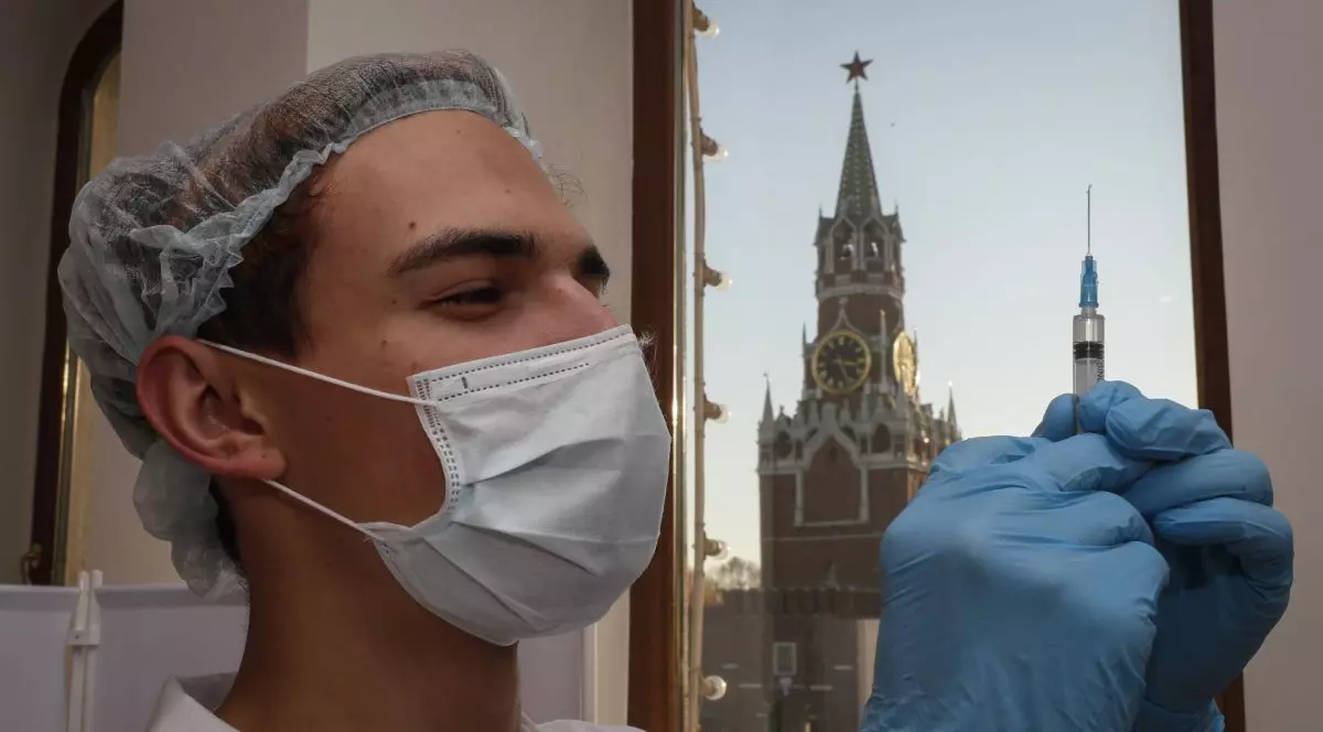 Rusia anunță extinderea gamei de vaccinuri Sputnik, care va include un ser pentru adolescenți și un spray nazal