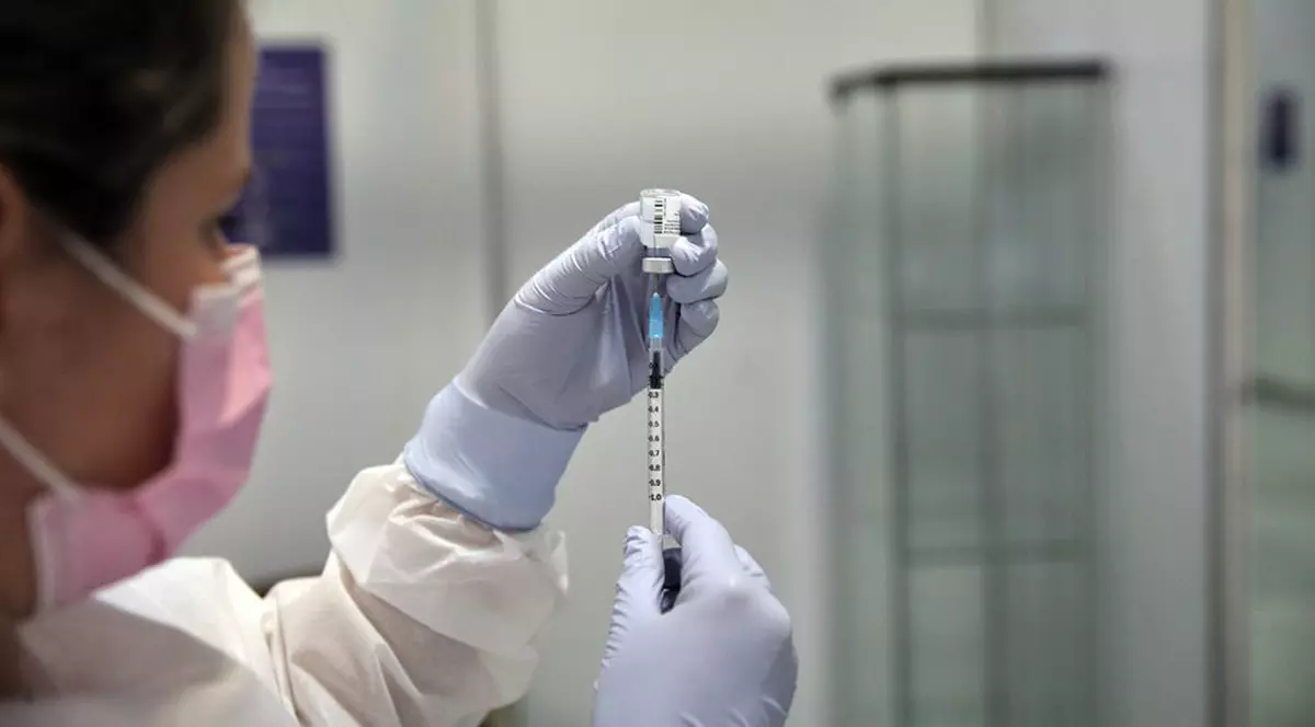 VIDEO Asistentă care elibera certificate de vaccinare false, reținută. Ce sume încasa pentru un document