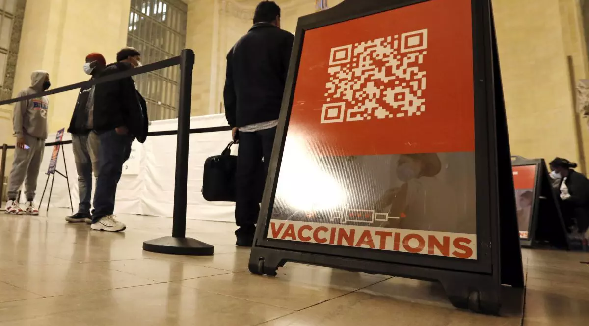 Vaccinarea obligatorie anti-COVID în companiile cu peste 100 de angajaţi, retrasă oficial de administrația Biden