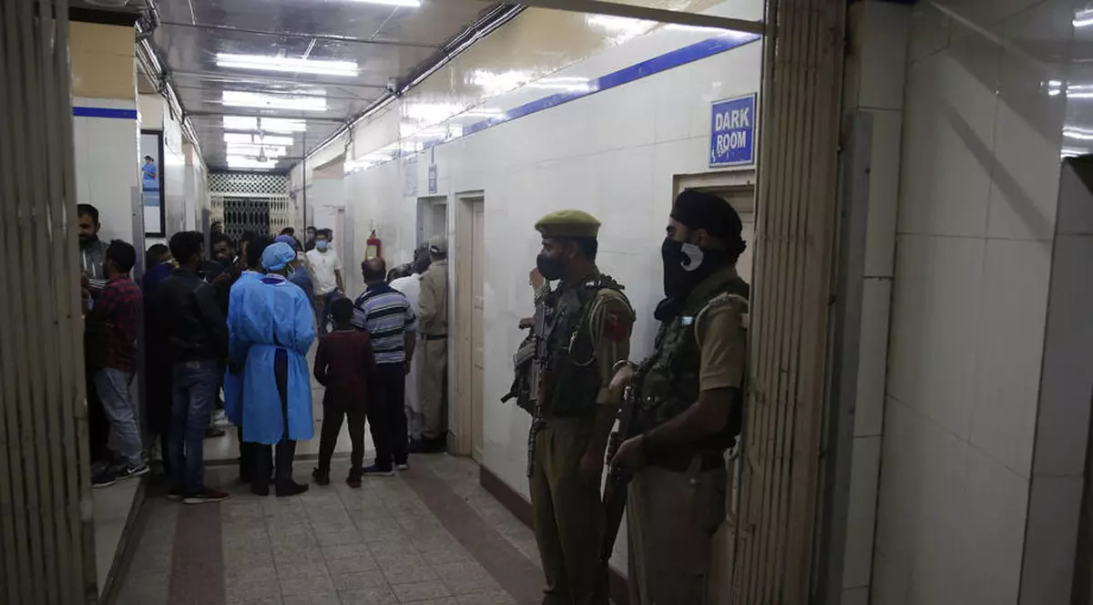 Un indian a fost găsit în viață, după ce fusese declarat mort din greșeală și ținut peste noapte în congelatorul unei morgi