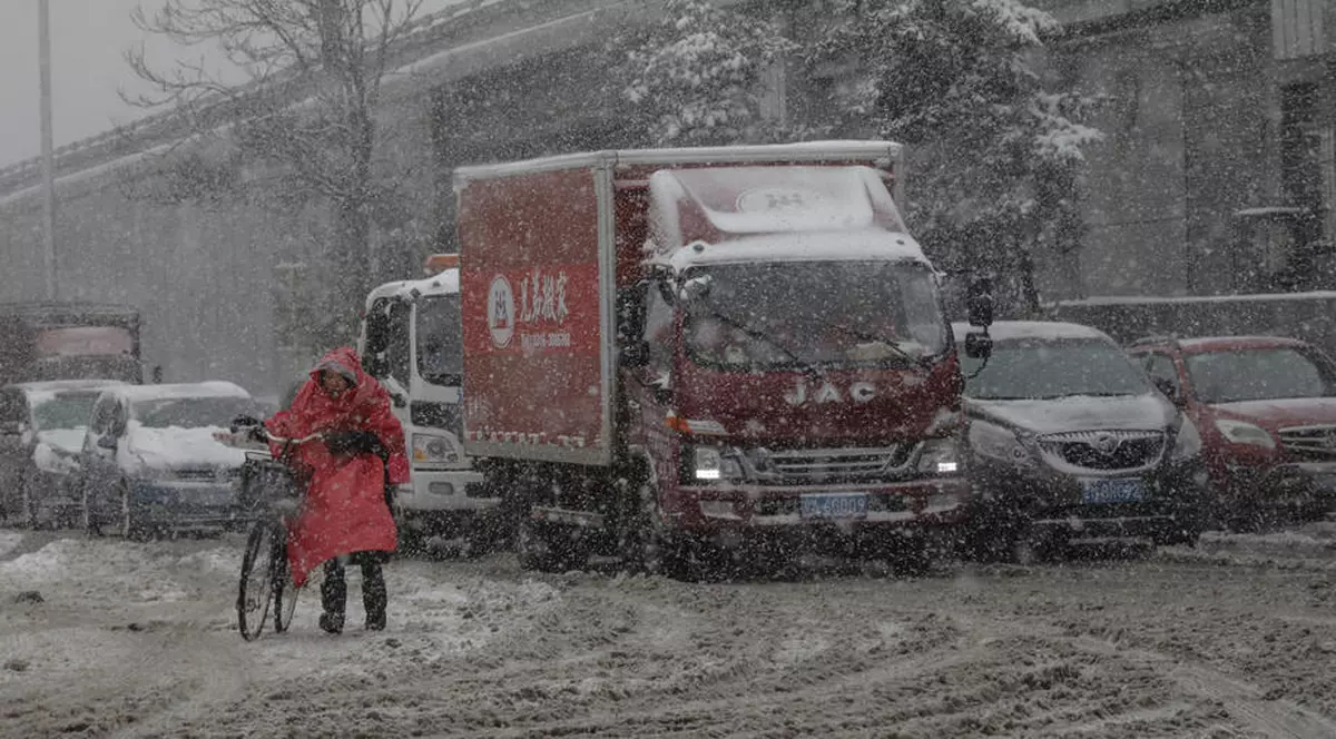 China se confruntă cu un val de frig. O ninsoare abundentă a acoperit Beijingul