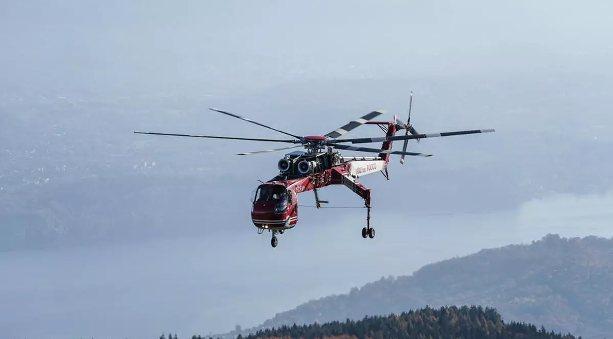 Epava telegondolei în care și-au pierdut viața 14 persoane, coborâtă de pe munte la câteva luni de la tragedie, cu elicopterul