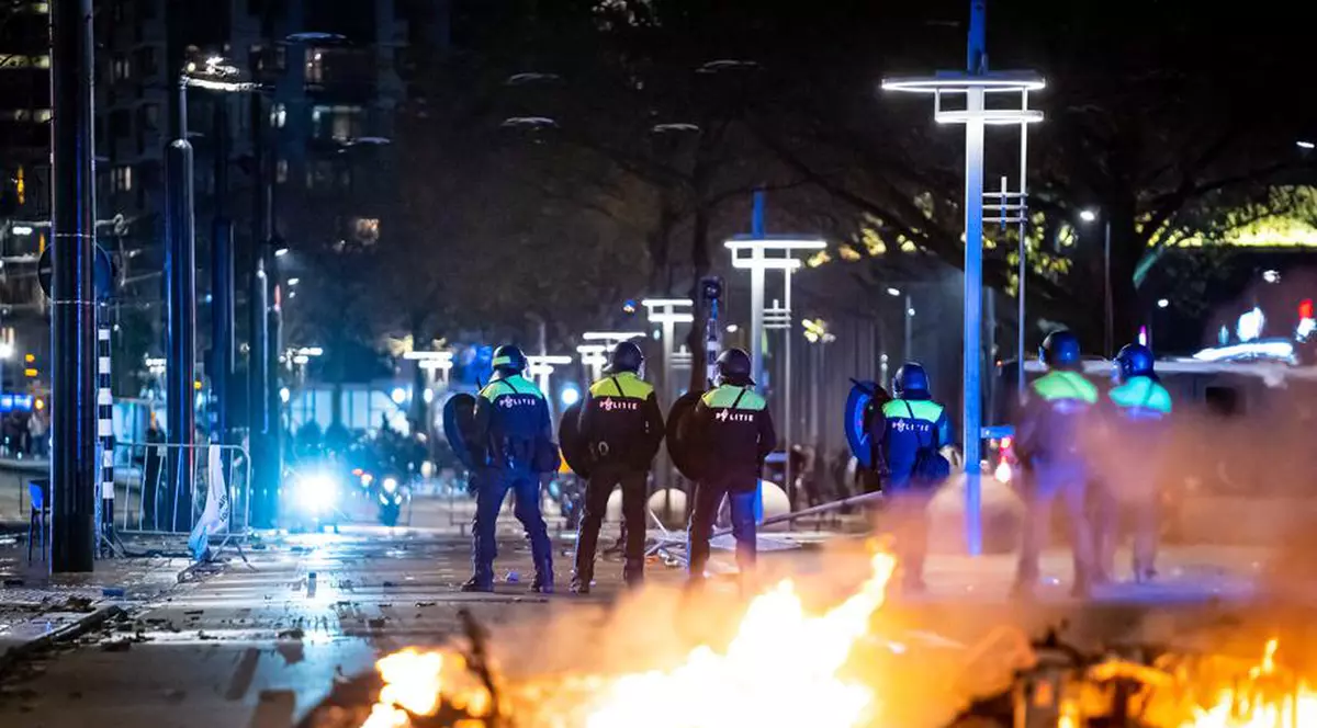 Premierul Olandei îi numește „idioți” pe protestarii violenți de la manifestațiile împotriva restricțiilor