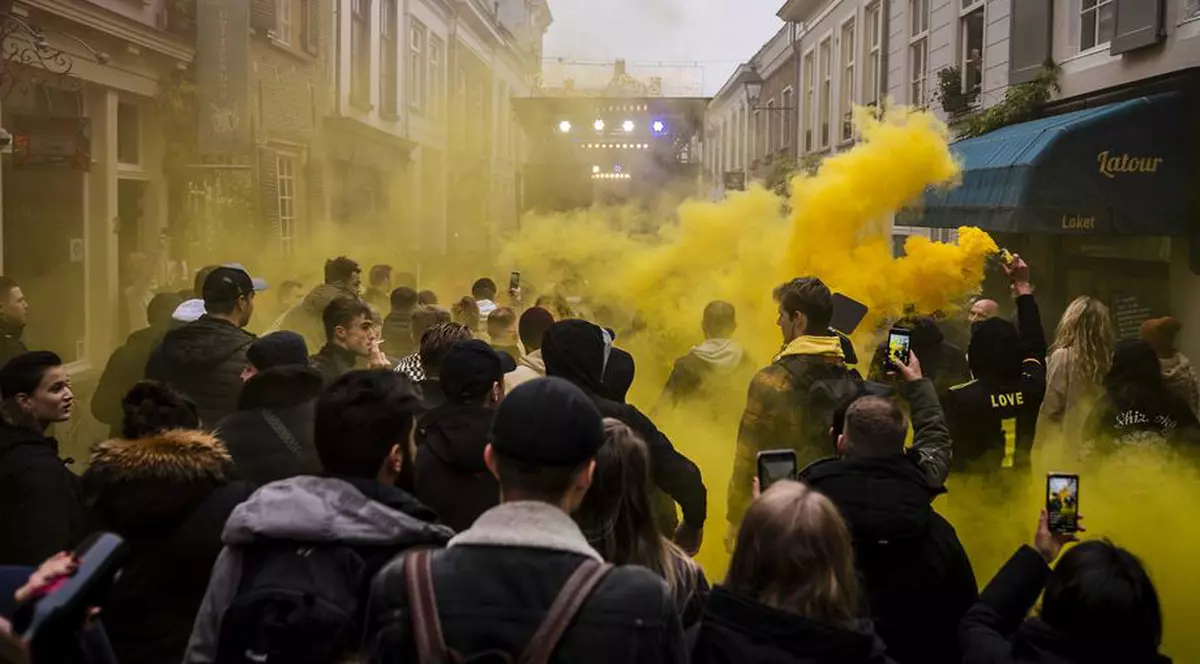 Zeci de persoane, arestate după protestele violente din Olanda, în timpul cărora cinci polițiști au fost răniți
