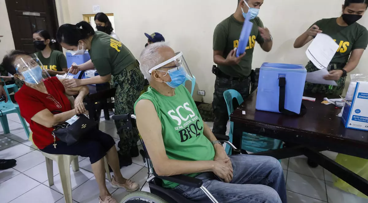 Ce înseamnă apariția variantei Omicron pentru cei dublu vaccinați? Explicațiile experților