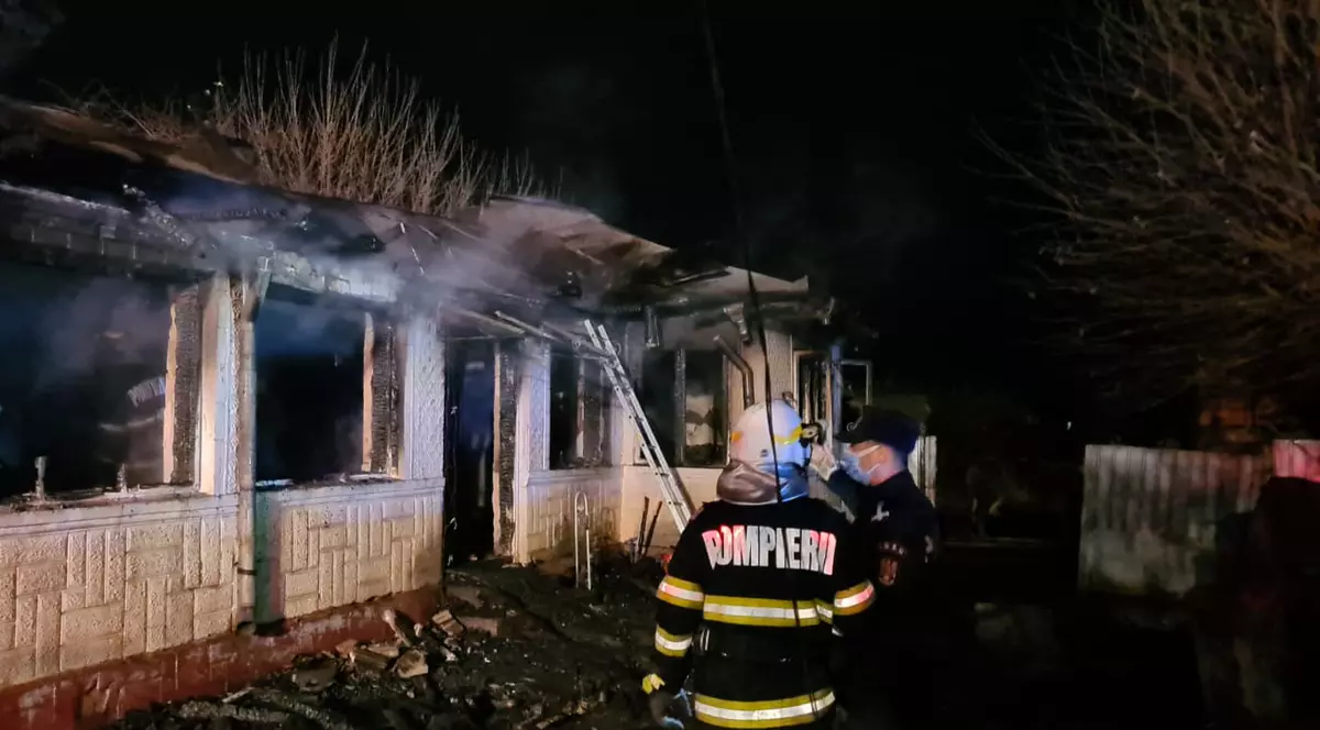 Incendiu de proporții la o locuință din Vrancea produs de jarul căzut din sobă. Doi soți și fiul lor au murit