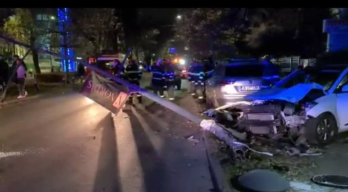 Accident în București provocat de un tânăr. Două persoane, rănite și mai multe mașini, avariate