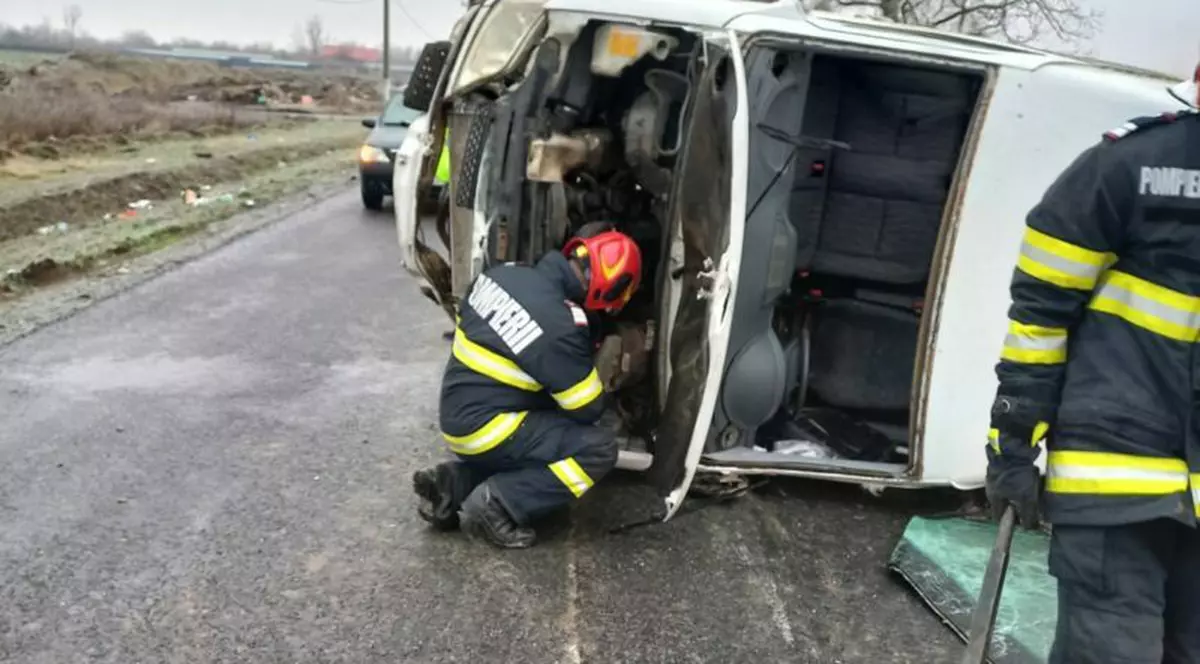 Autoutilitară răsturnată pe șosea, pe un drum din Ialomița. Doi adulți și un copil, transportați la spital