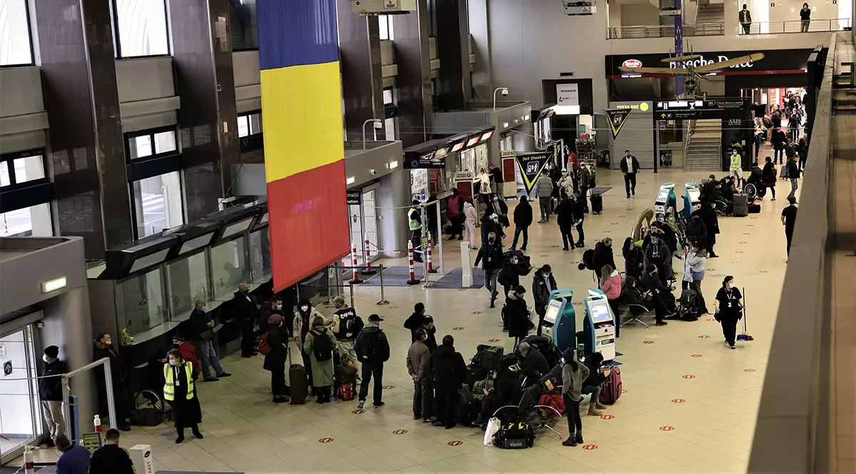 Reportaj la aeroport, de 1 Decembrie. România părinților rămași acasă: „Merg câțiva ani afară și dup-aia, nostalgia îi omoară”