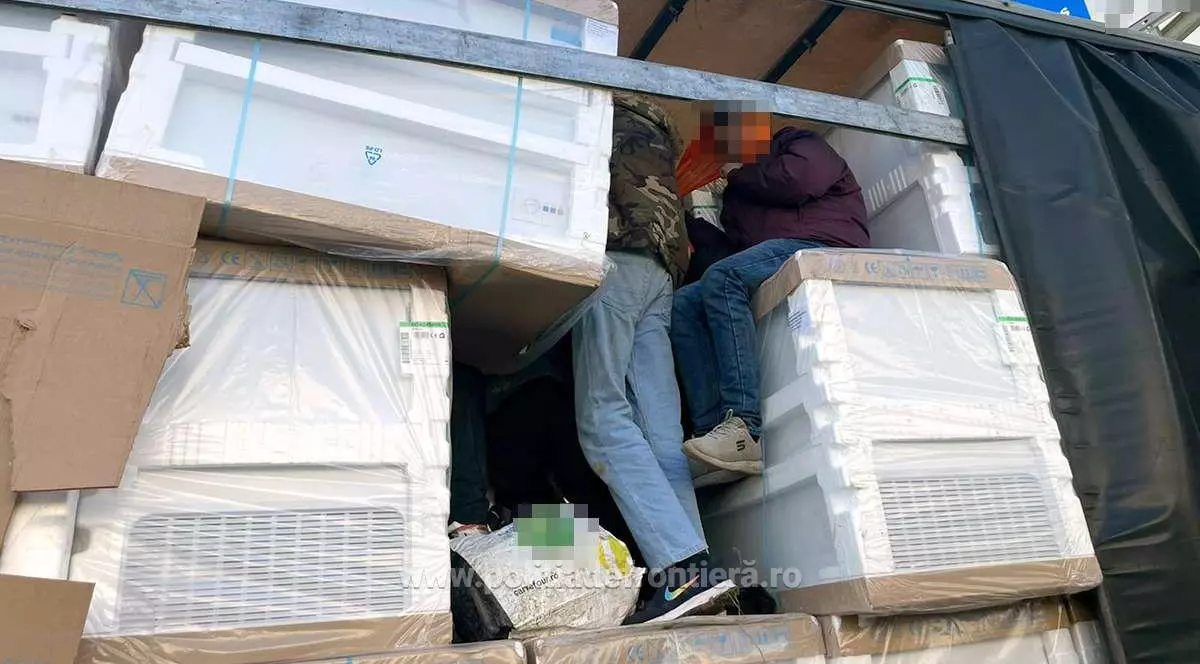 26 de migranți ascunși printre frigidere, găsiți la vamă într-un camion condus de un român