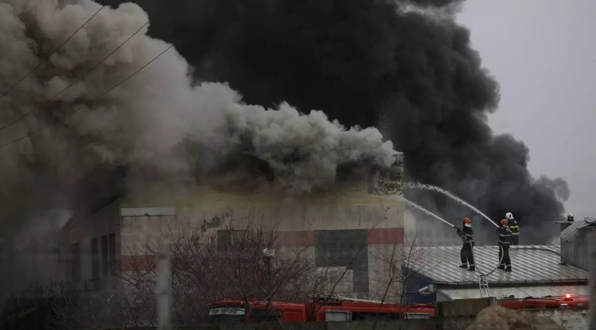 Incendiul de lângă Capitală e sub control, anunță ISU. A fost redus efectivul pompierior