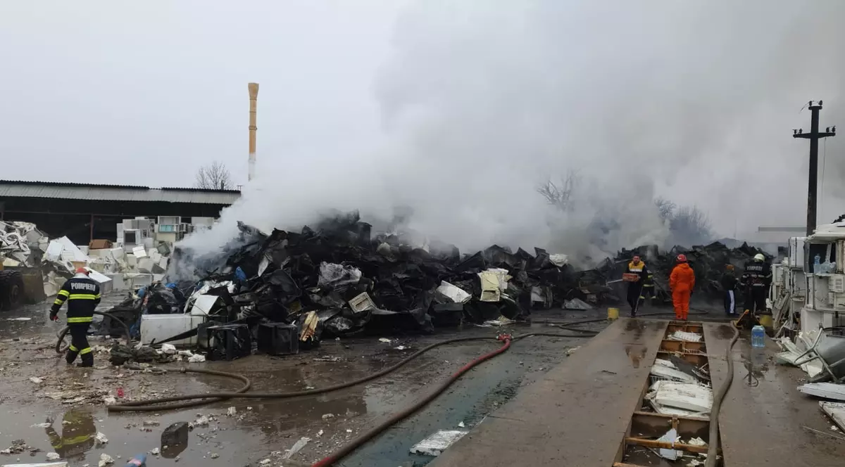 Firma care deține depozitul din Popești-Leordeni mistuit de incendiu duminică nu are autorizație ISU