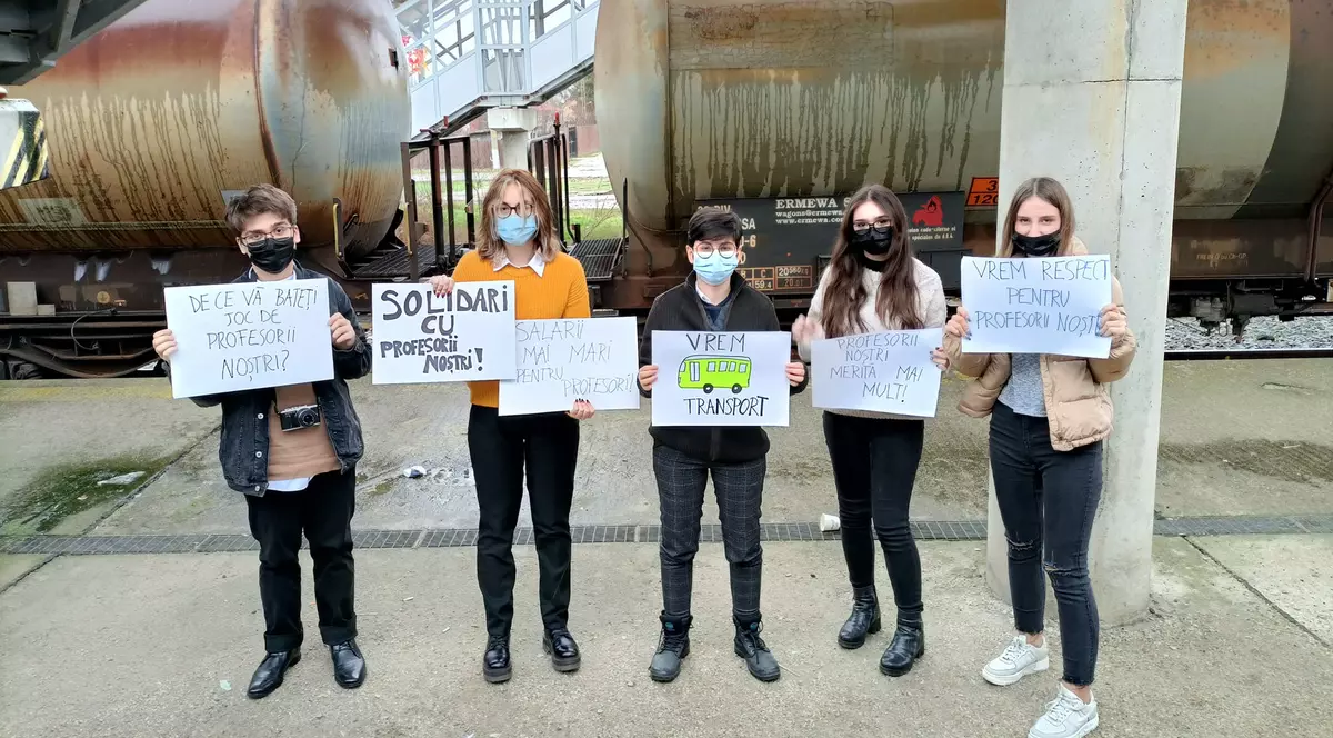 Mai mulți elevi din Constanța care veneau să protesteze în București au rămas blocați într-o comună din Călărași din cauza grevei CFR