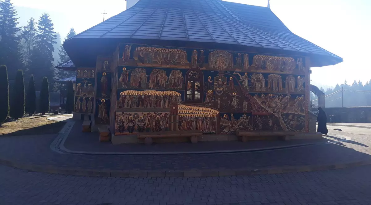 Cadourile strânse la Mănăstirea Petru Vodă pentru copiii nevoiaşi, furate înaintea Crăciunului