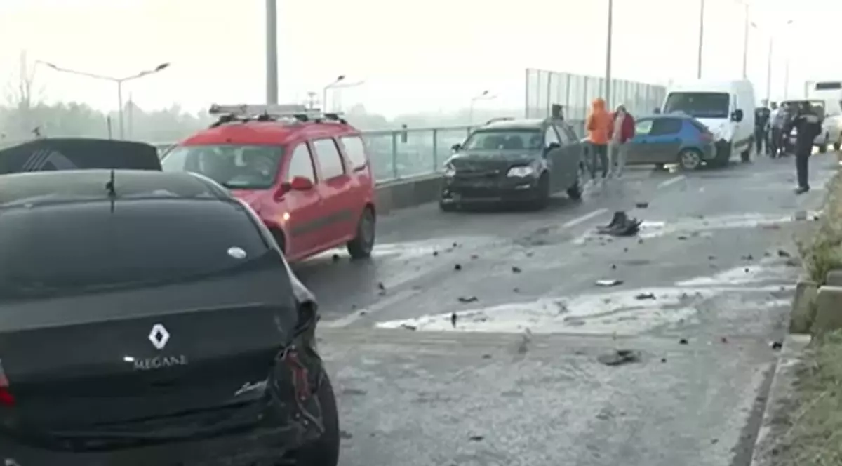 Accident cu 20 de mașini, în București, după ce șoseaua a devenit patinoar din cauza aspersoarelor