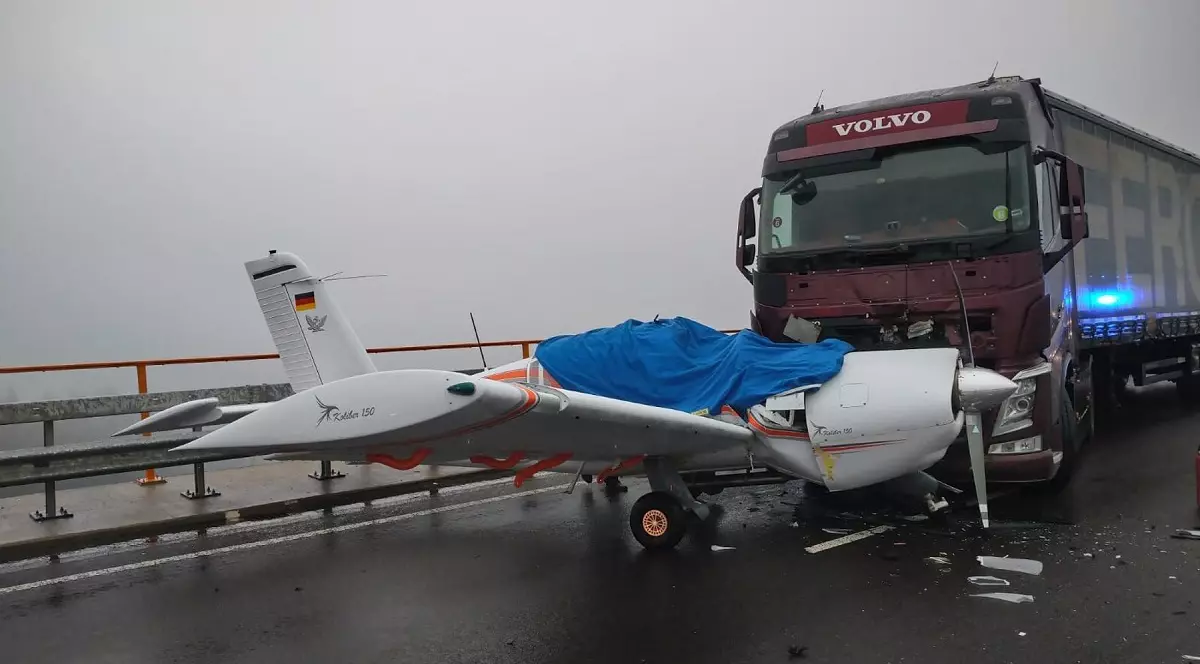 VIDEO | Accident neobișnuit: un șofer român a intrat cu TIR-ul într-un avion, pe o autostradă din Germania